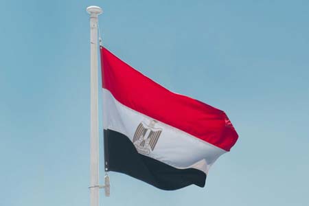 18 апреля – EgyptHome.org. На весенней конференции Международного валютного фонда и Всемирного банка, проходившей в Вашингтоне, министр финансов Египта Мухаммед Мааит выразил уверенность в способности Каира найти решения для минимизации воздействия антироссийских санкций на экономическое взаимодействие между Россией и Египтом. Это заявление было сделано в контексте обсуждения текущей международной экономической ситуации и её влияния на двусторонние отношения, сообщает РИА Новости. Мааит подчеркнул, что несмотря на сложности, вызванные международными ограничениями, Египет видит возможности для решения возникающих проблем и продолжает искать пути для стабилизации и развития экономических отношений с Россией. Он выразил надежду на то, что найденные меры помогут обеспечить устойчивость и дальнейшее развитие двусторонних связей. В своем выступлении министр также отметил значимость сотрудничества в рамках БРИКС, которое продолжает расширяться. Согласно прогнозам Минэкономразвития РФ, к концу 2024 года туристический поток между странами БРИКС может увеличиться в 3,5 раза по сравнению с текущим годом, достигнув пяти миллионов человек. Напомним, что на данный момент к БРИКС присоединились такие страны, как Бразилия, Россия, Индия, Китай, Южно-Африканская Республика, а также Египет, Иран, Объединенные Арабские Эмираты, Саудовская Аравия и Эфиопия. Амр Элькади, глава Управления по туризму Египта, также выразил надежду на усиление инвестиционного сотрудничества, особенно в сфере туризма, благодаря новой программе льготного кредитования для строительства отелей, что должно привлечь российских инвесторов и способствовать развитию туристической инфраструктуры в Египте. Данные заявления свидетельствуют о стремлении Египта к диверсификации экономических связей и поиску новых возможностей для сотрудничества в условиях глобальных вызовов. Эти усилия направлены на укрепление стабильности и безопасности в регионе, а также на обеспечение устойчивого развития экономики страны. 18 апреля – EgyptHome.org. На весенней конференции Международного валютного фонда и Всемирного банка, проходившей в Вашингтоне, министр финансов Египта Мухаммед Мааит выразил уверенность в способности Каира найти решения для минимизации воздействия антироссийских санкций на экономическое взаимодействие между Россией и Египтом. Это заявление было сделано в контексте обсуждения текущей международной экономической ситуации и её влияния на двусторонние отношения, сообщает РИА Новости. Мааит подчеркнул, что несмотря на сложности, вызванные международными ограничениями, Египет видит возможности для решения возникающих проблем и продолжает искать пути для стабилизации и развития экономических отношений с Россией. Он выразил надежду на то, что найденные меры помогут обеспечить устойчивость и дальнейшее развитие двусторонних связей. В своем выступлении министр также отметил значимость сотрудничества в рамках БРИКС, которое продолжает расширяться. Согласно прогнозам Минэкономразвития РФ, к концу 2024 года туристический поток между странами БРИКС может увеличиться в 3,5 раза по сравнению с текущим годом, достигнув пяти миллионов человек. Напомним, что на данный момент к БРИКС присоединились такие страны, как Бразилия, Россия, Индия, Китай, Южно-Африканская Республика, а также Египет, Иран, Объединенные Арабские Эмираты, Саудовская Аравия и Эфиопия. Амр Элькади, глава Управления по туризму Египта, также выразил надежду на усиление инвестиционного сотрудничества, особенно в сфере туризма, благодаря новой программе льготного кредитования для строительства отелей, что должно привлечь российских инвесторов и способствовать развитию туристической инфраструктуры в Египте. Данные заявления свидетельствуют о стремлении Египта к диверсификации экономических связей и поиску новых возможностей для сотрудничества в условиях глобальных вызовов. Эти усилия направлены на укрепление стабильности и безопасности в регионе, а также на обеспечение устойчивого развития экономики страны.